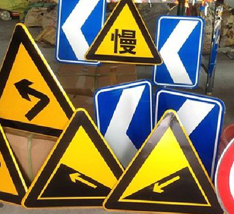  石泉标识标牌中颜色的确定是很重要的。